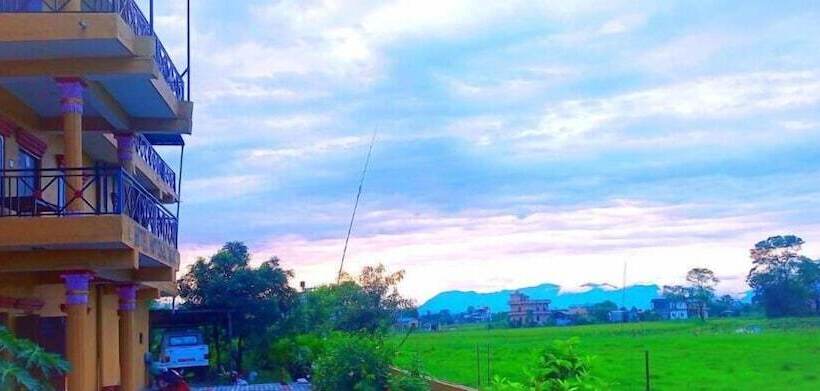 هتل National Park Sauraha  Homely Stay And Peaceful Location With Jungle Safari Arrangements