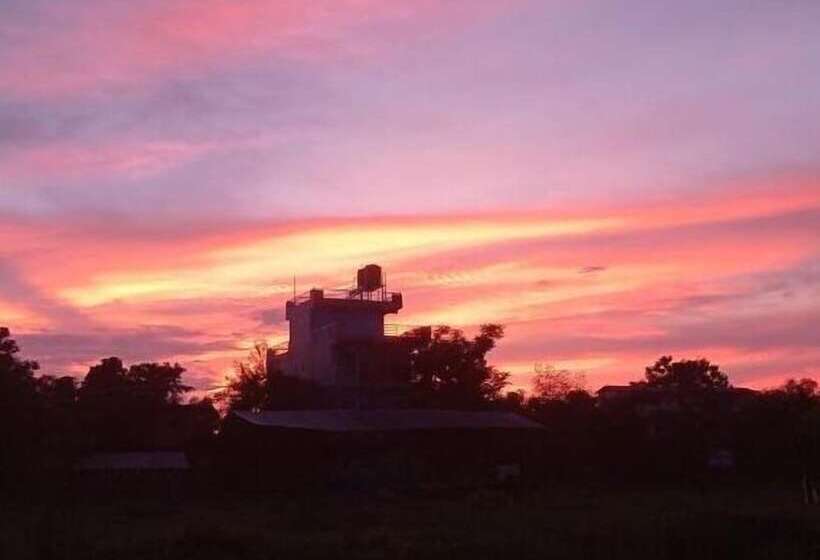 هتل National Park Sauraha  Homely Stay And Peaceful Location With Jungle Safari Arrangements