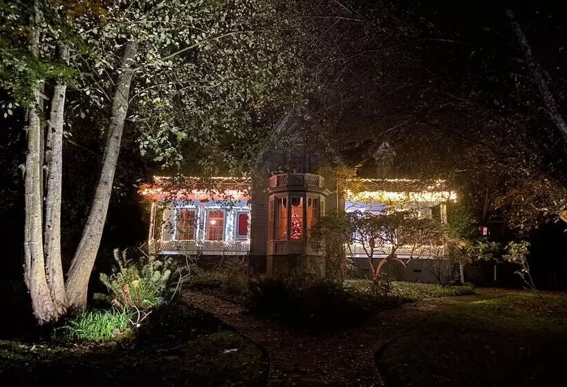 Hotelli Shaw House Inn