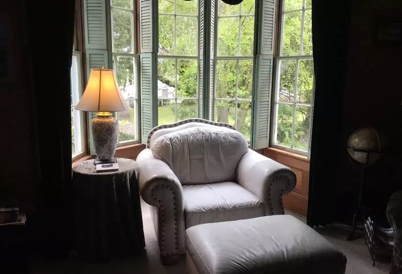 Hotelli Shaw House Inn