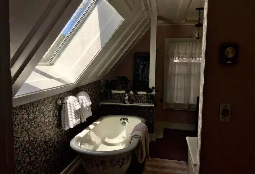 Hotelli Shaw House Inn