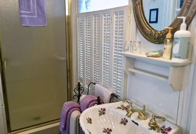 Hotelli Shaw House Inn