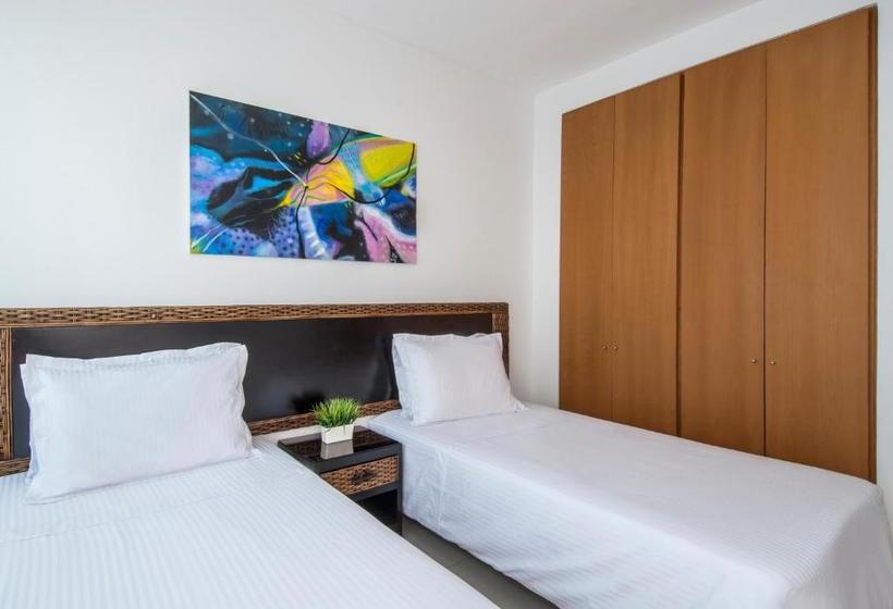 ホテル Travelers Orange Cartagena