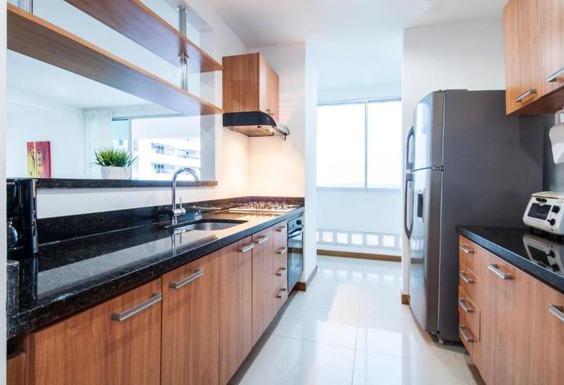 ホテル Travelers Orange Cartagena