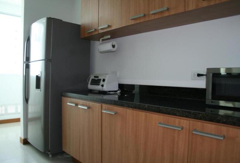 ホテル Travelers Orange Cartagena