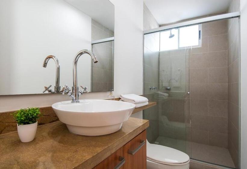 ホテル Travelers Orange Cartagena