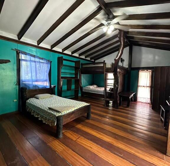 هاستل Playa Negra Brewing Beachfront