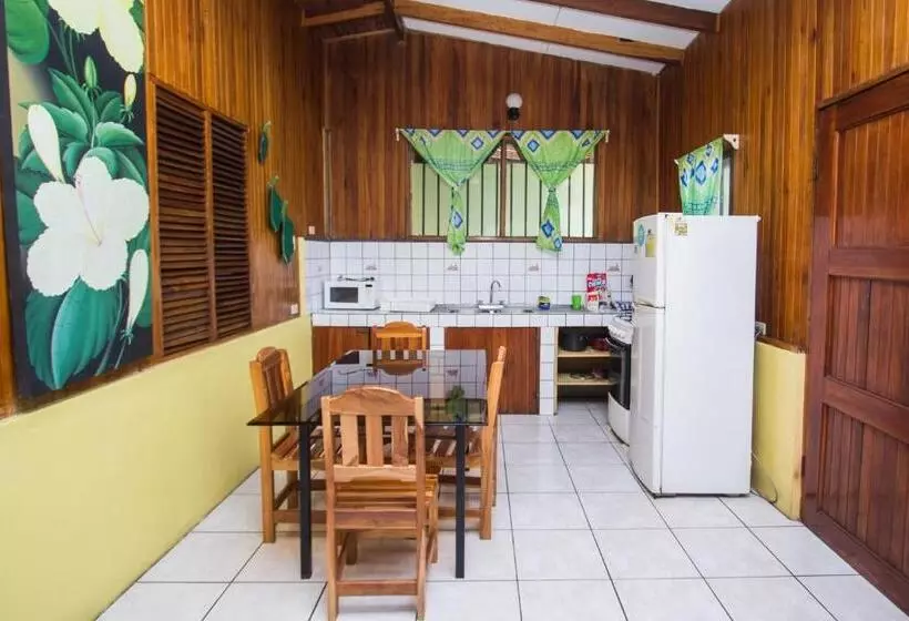 ユースホステル Pura Natura Lodge Manuel Antonio