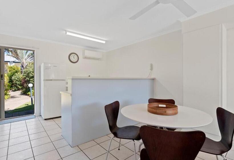 ホテル Beach Breakers Resort