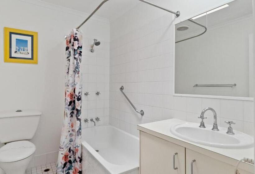 ホテル Beach Breakers Resort