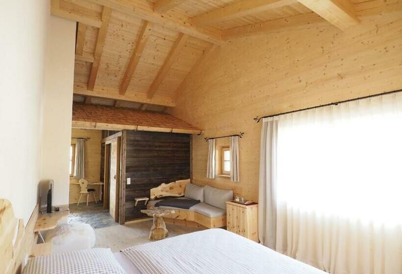 Kleines Zirbelhotel üf