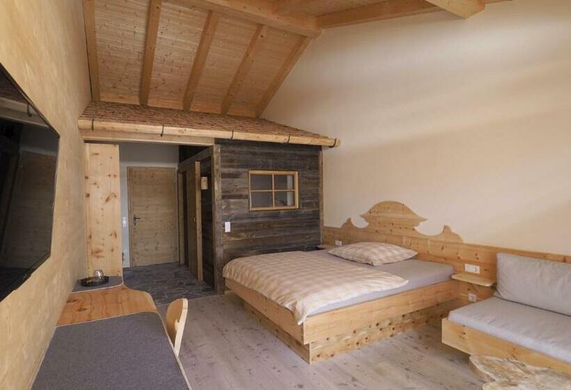 Kleines Zirbelhotel üf