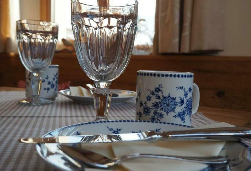 Kleines Zirbelhotel üf