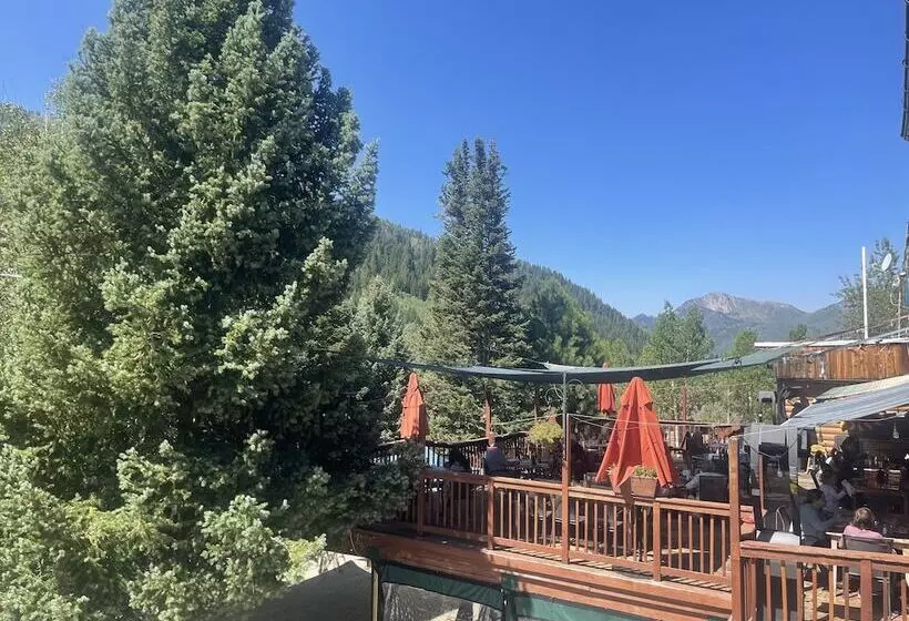 هتل Silver Fork Lodge & Restaurant