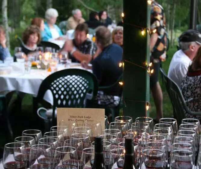 هتل Silver Fork Lodge & Restaurant