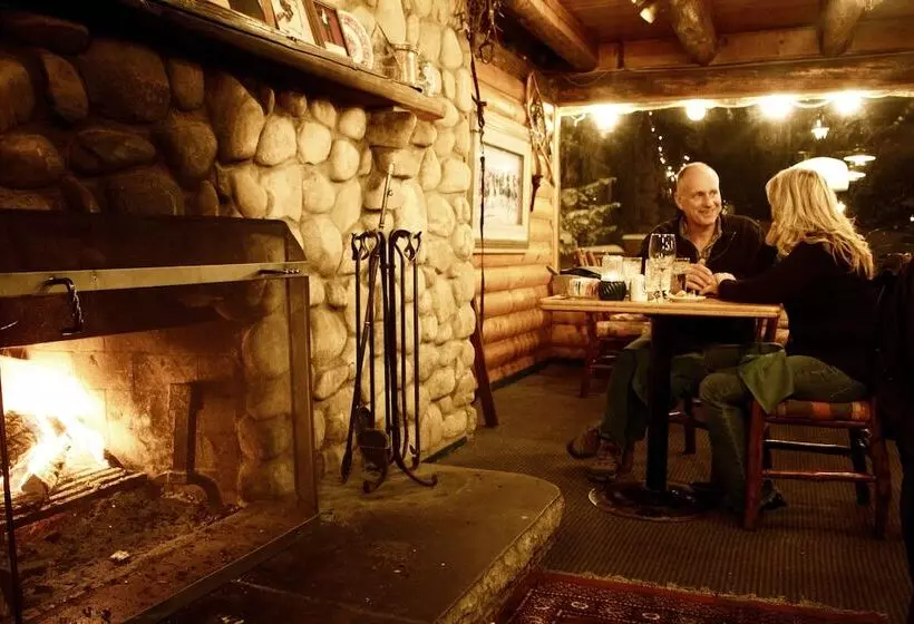 هتل Silver Fork Lodge & Restaurant