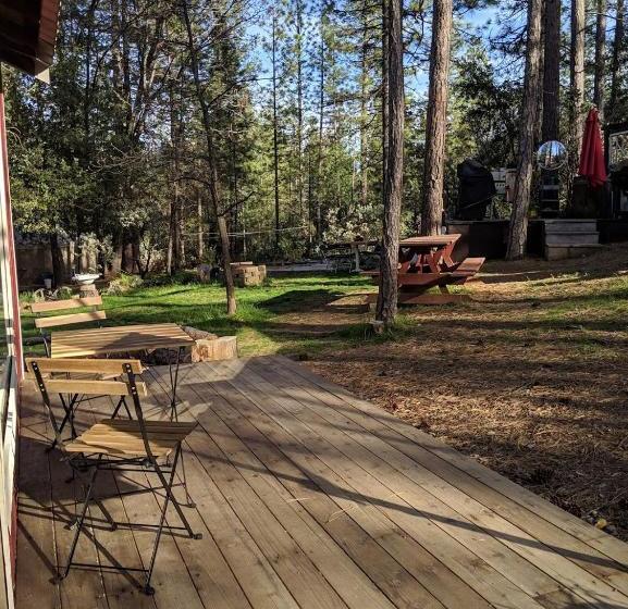 فندق The Red Rooster Lodge