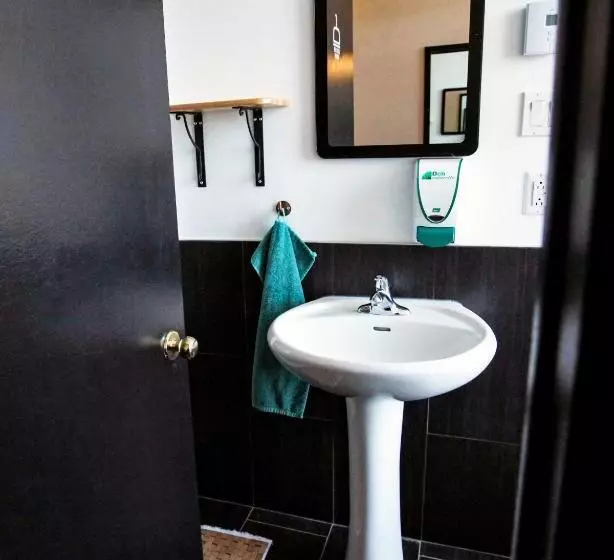Hotelli Auberge Saintlo Montréal Hostel