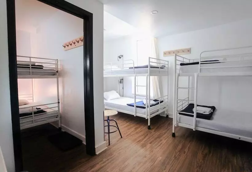 Hotelli Auberge Saintlo Montréal Hostel