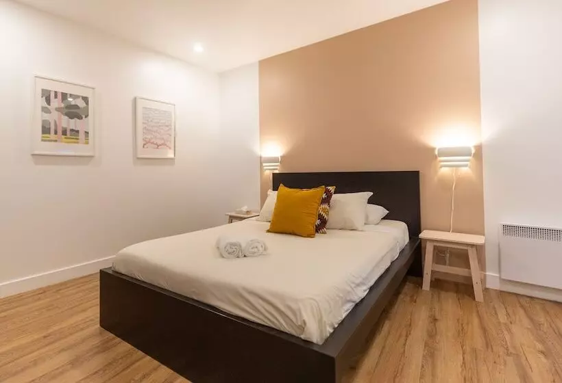Hotelli Auberge Saintlo Montréal Hostel