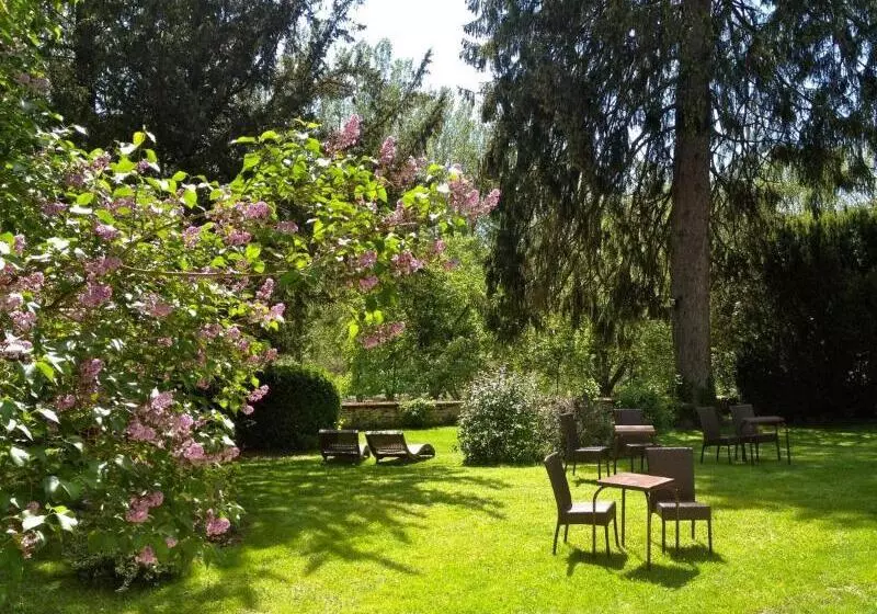 Hotel Logis Hostellerie La Chaumiere