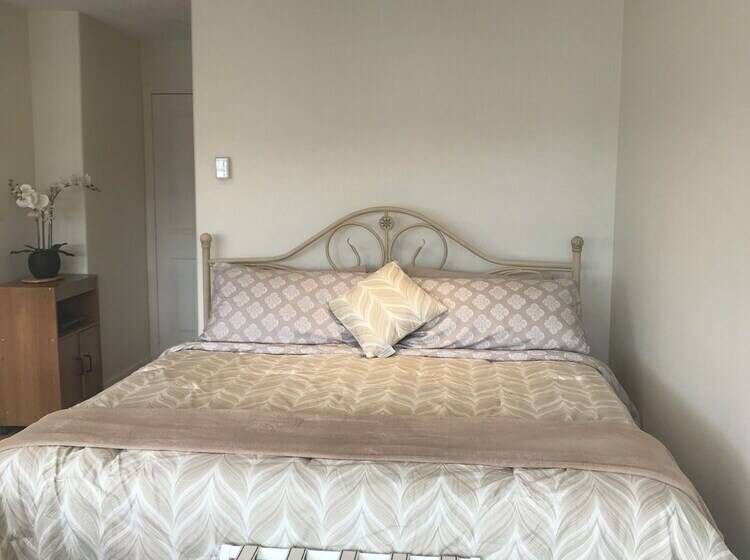 בית מלון כפרי Moonlit Cove B&b