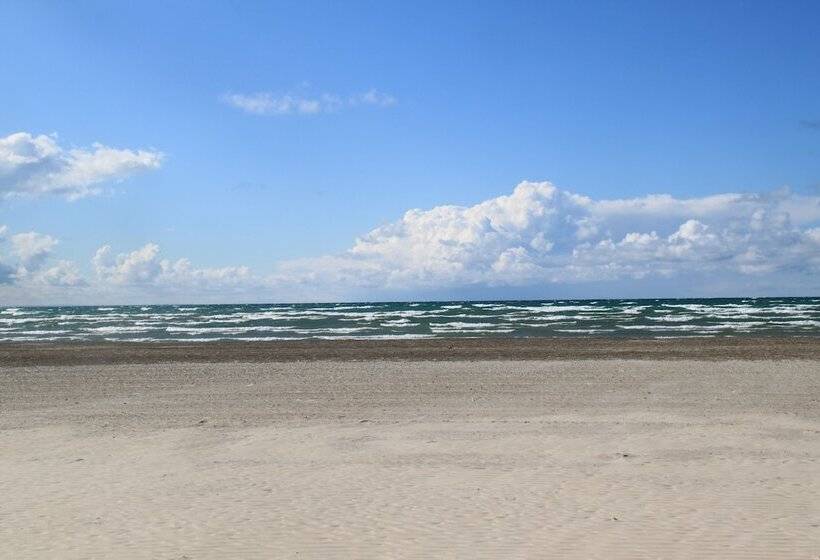 Отель Plovers Cove Cottage