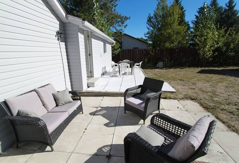 Отель Plovers Cove Cottage