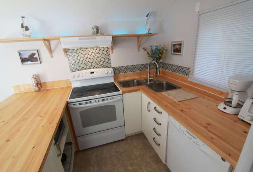 Отель Plovers Cove Cottage