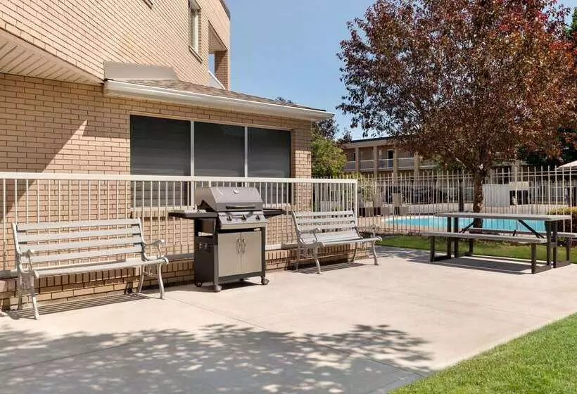 Hotelli Super 8 By Wyndham Windsor/dougall