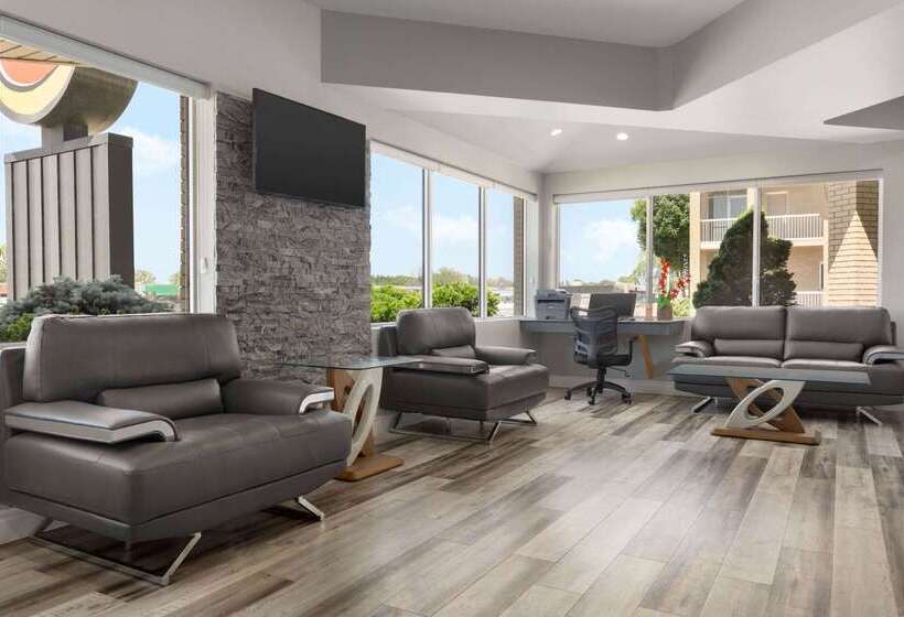 فندق Super 8 By Wyndham Windsor/dougall