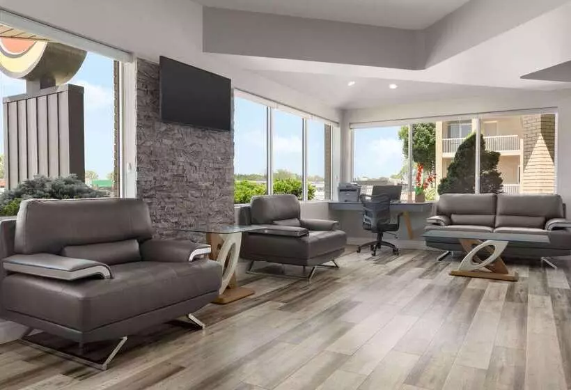 Hotelli Super 8 By Wyndham Windsor/dougall