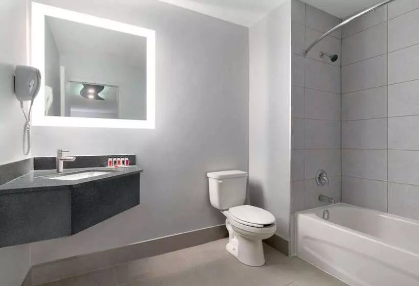 Hotelli Super 8 By Wyndham Windsor/dougall