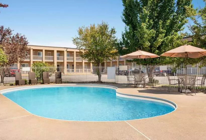 Hotelli Super 8 By Wyndham Windsor/dougall