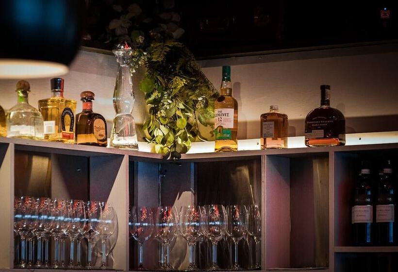 Отель The Cambie Hostel Seymour