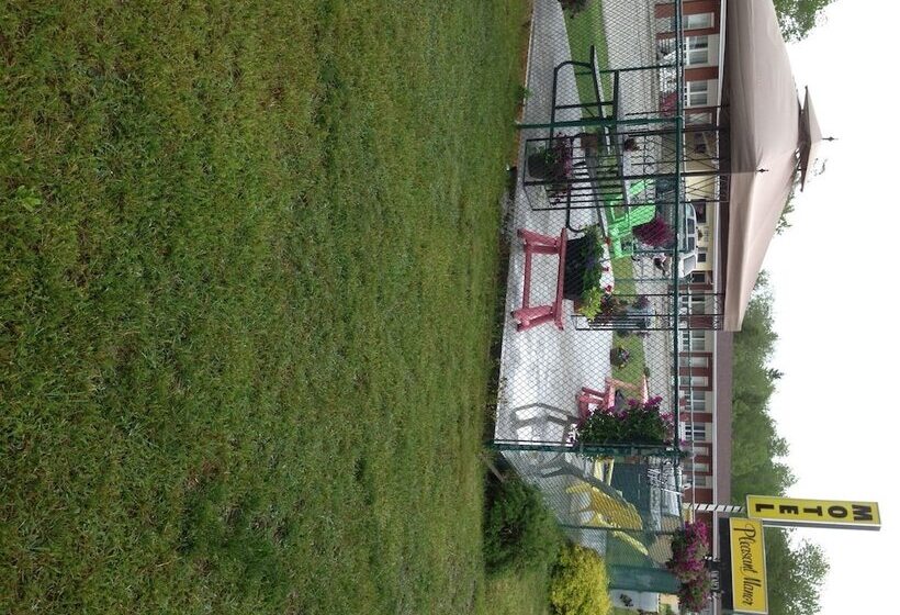 Pleasant Manor Motel