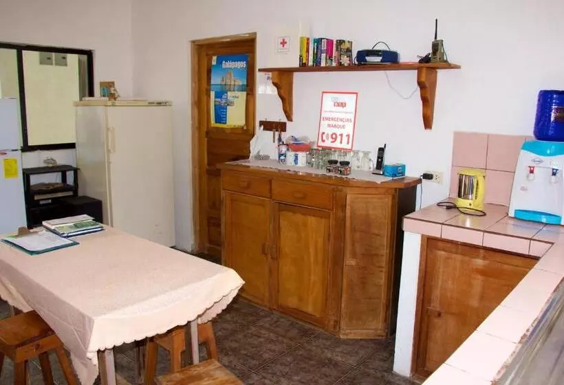 هاستل Hostal Suiza