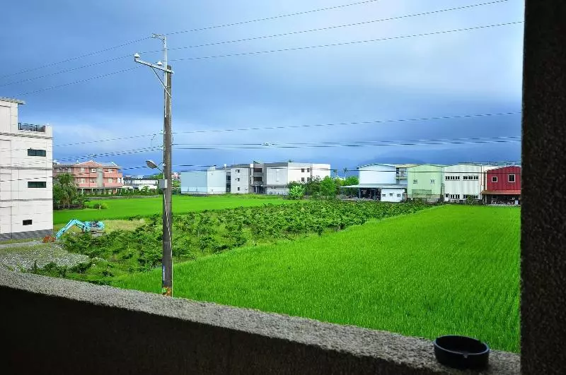 تختخواب و صبحانه Happy Orange Homestay