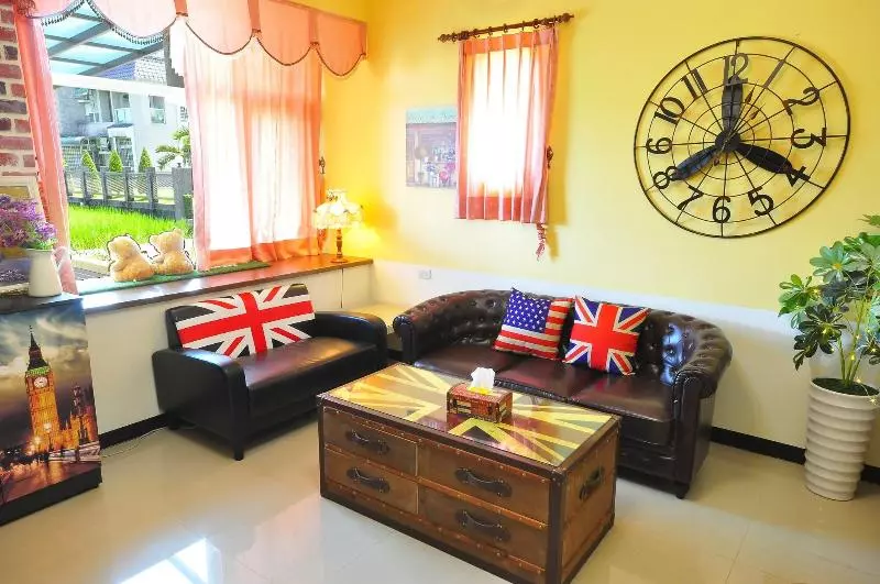 تختخواب و صبحانه Happy Orange Homestay