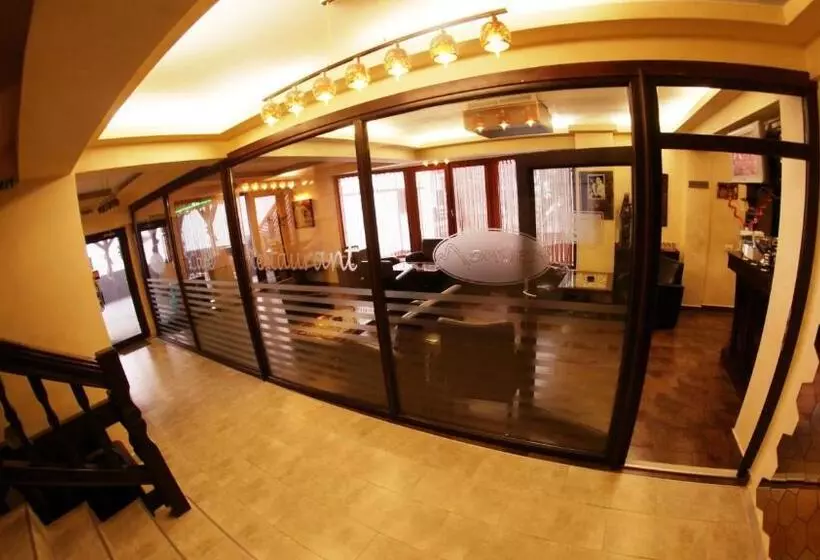 تختخواب و صبحانه Pension Montien Events & Society Resort