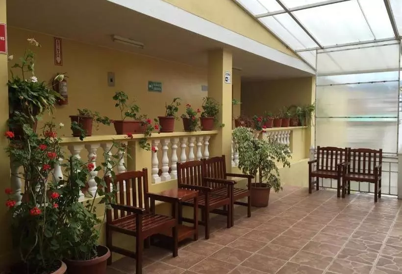 ホテル Hostal Mitad Del Mundo