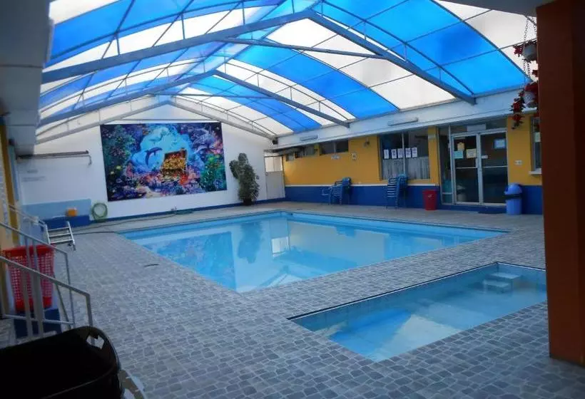ホテル Hostal Mitad Del Mundo