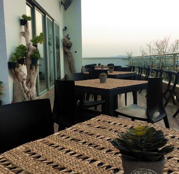 Hausen Hotel   Suites