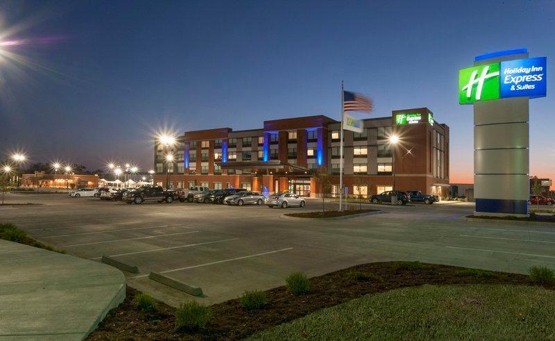 בית מלון כפרי Holiday Inn Express & Suites   Dodge City, An Ihg