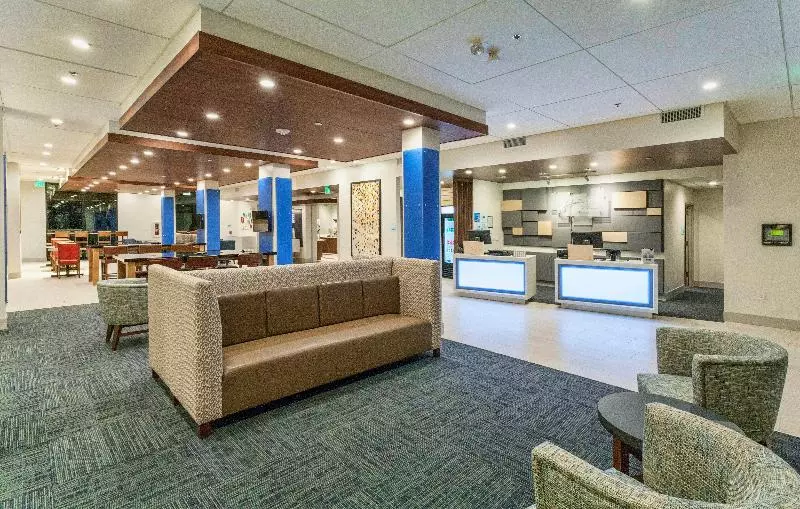 هتل Holiday Inn Express & Suites   Dodge City, An Ihg