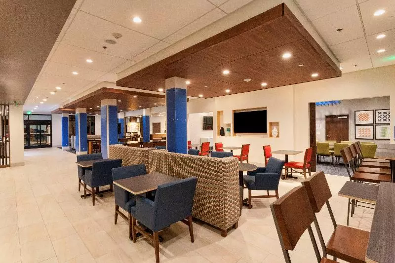 هتل Holiday Inn Express & Suites   Dodge City, An Ihg