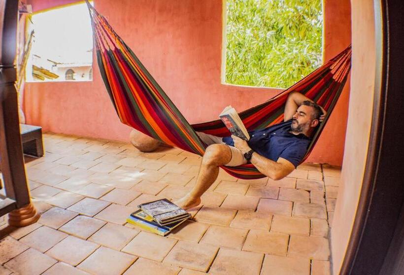 هتل Hostal Restaurante Guaracu