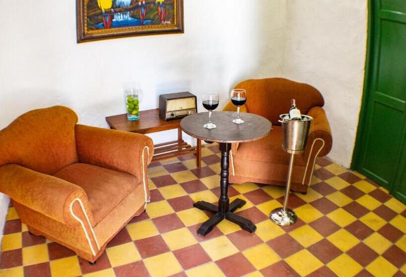 هتل Hostal Restaurante Guaracu