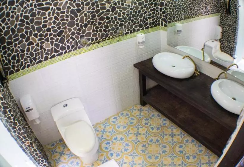هتل Hostal Restaurante Guaracu