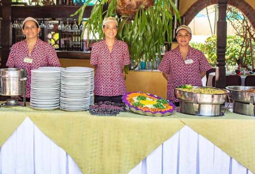 هتل Hostal Restaurante Guaracu